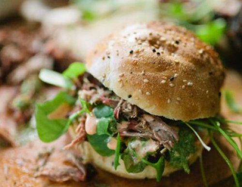 Pain burger pide avec ‘pulled lamb’