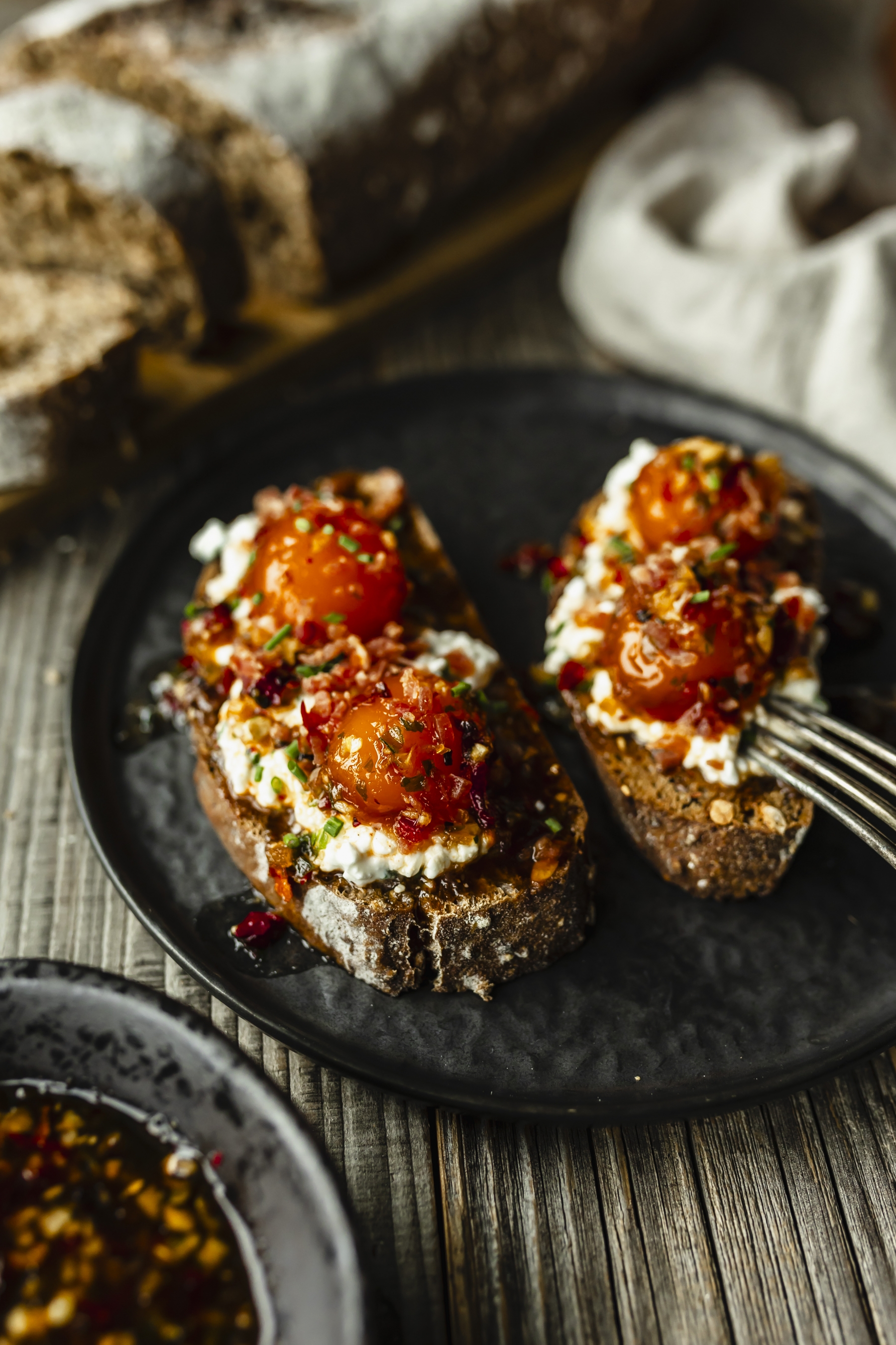 Houthakker toast met cottage cheese & hot honey cured eierdooiers