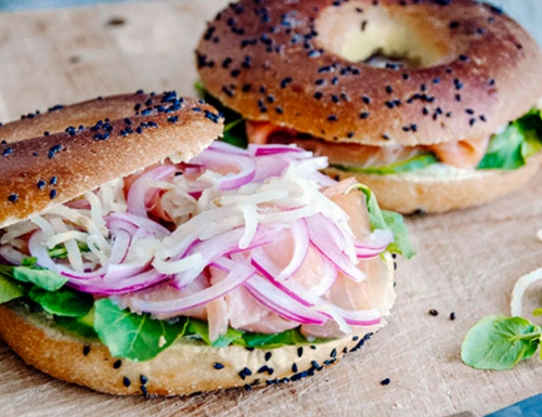 Vegan bagel tzatziki & salmon