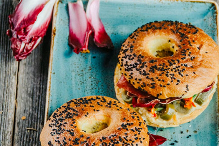 De-Trog-Bio-vegan-bagel-nigelle-90g-Kaapse-bagel-met-abrikoos-grisonvlees_7-Lowres_9e00656039b9bb4955a23600248761fc.jpg